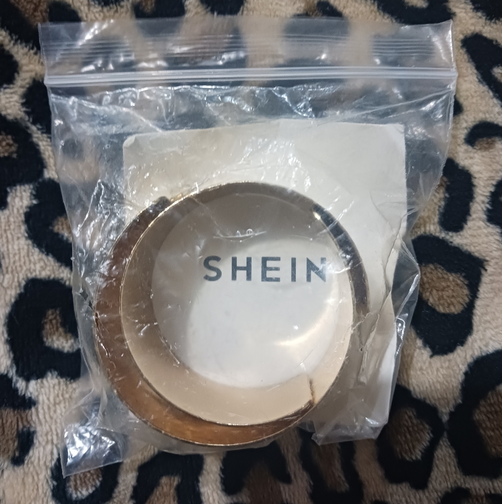 SHEIN Women Gold big Hoop earrings - Picture 8 of 8